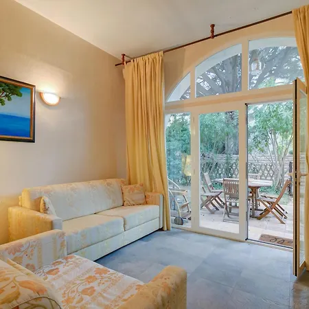 Azzurra Front - Happy Saint-Tropez